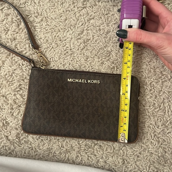 MICHAEL KORS Jet Set Large Logo Crossbody Bag & Wristlet Set in Brown w/ MK Logo - Picture 16 of 16